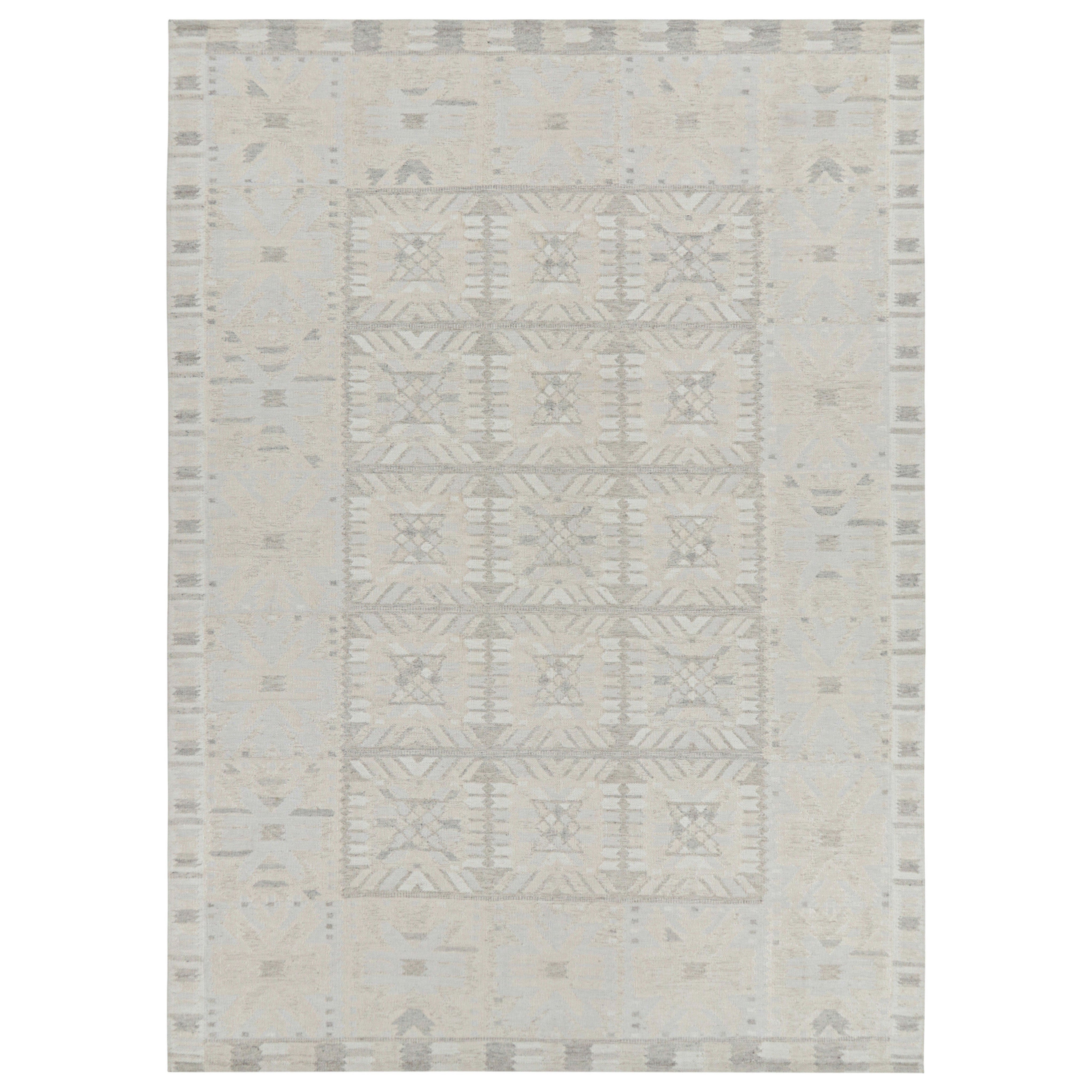Rug & Kilim's maßgeschneiderter Teppich im skandinavischen Stil, weiße und graue geometrische Muster