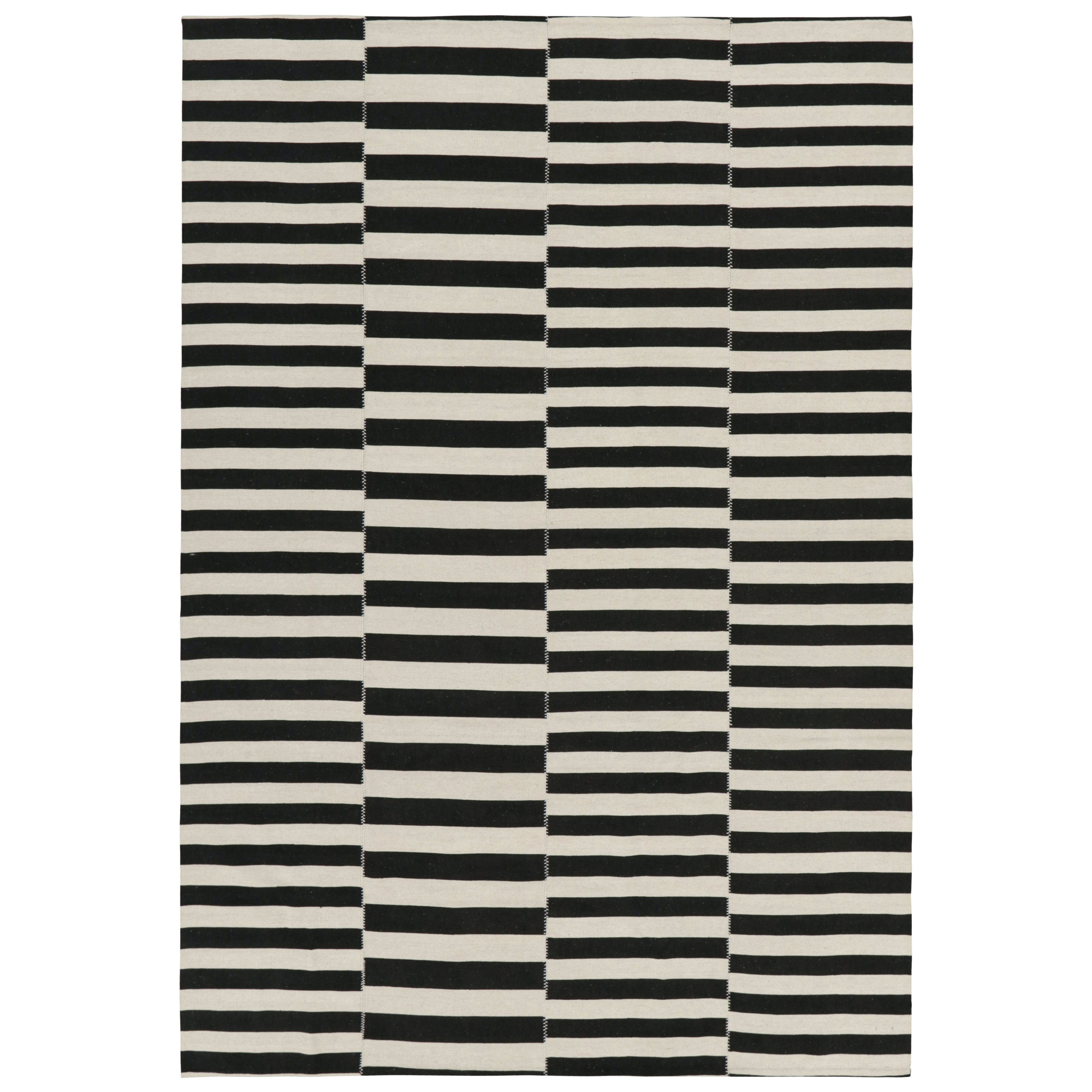 Kilim contemporáneo de Rug & Kilim con texturas de rayas blancas y negras en venta