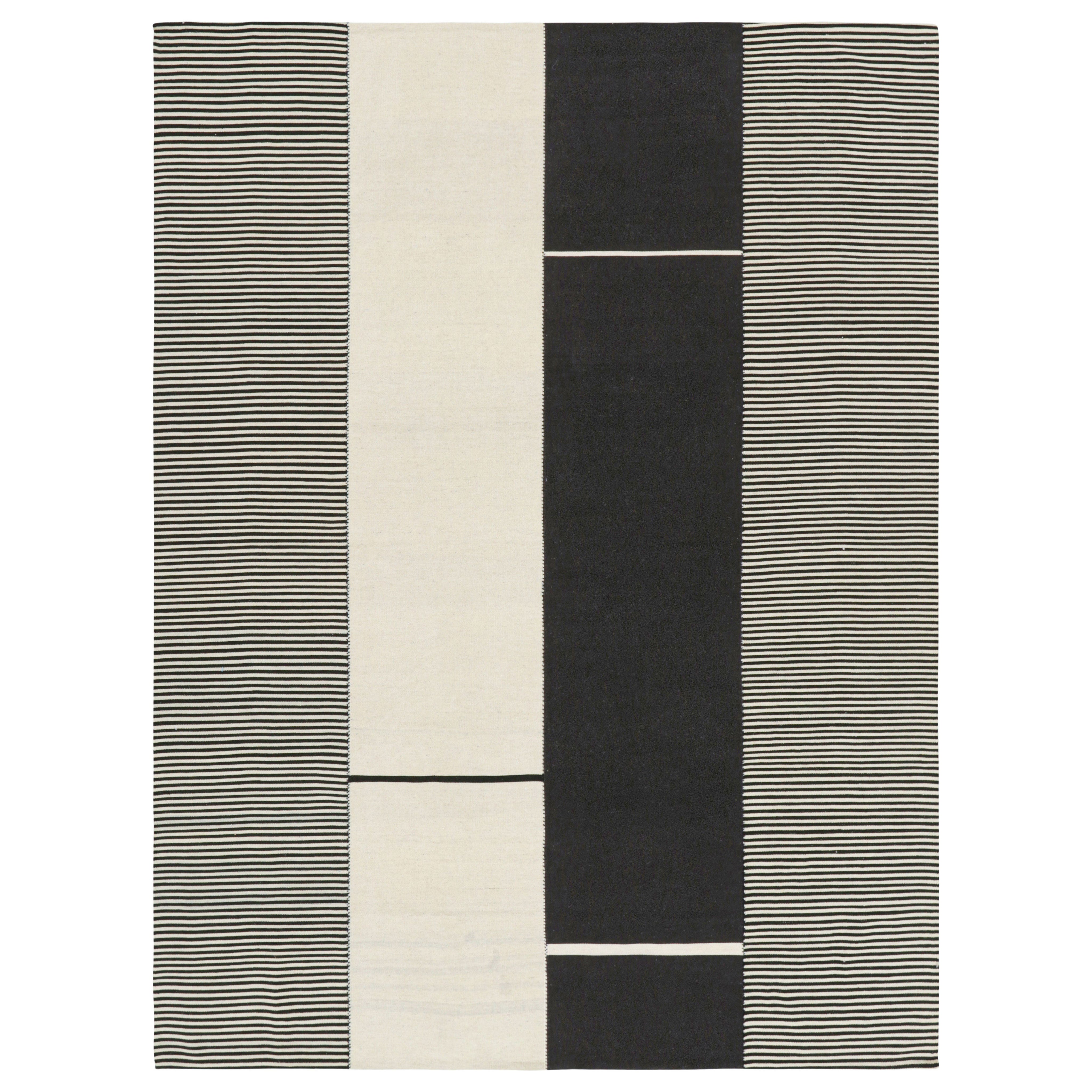 Kilim contemporáneo de Rug & Kilim con textura de rayas blancas y negras en color crema