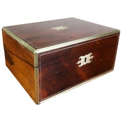 Caja de escritura de latón antiguo con cajones secretos. Inglés C.1830