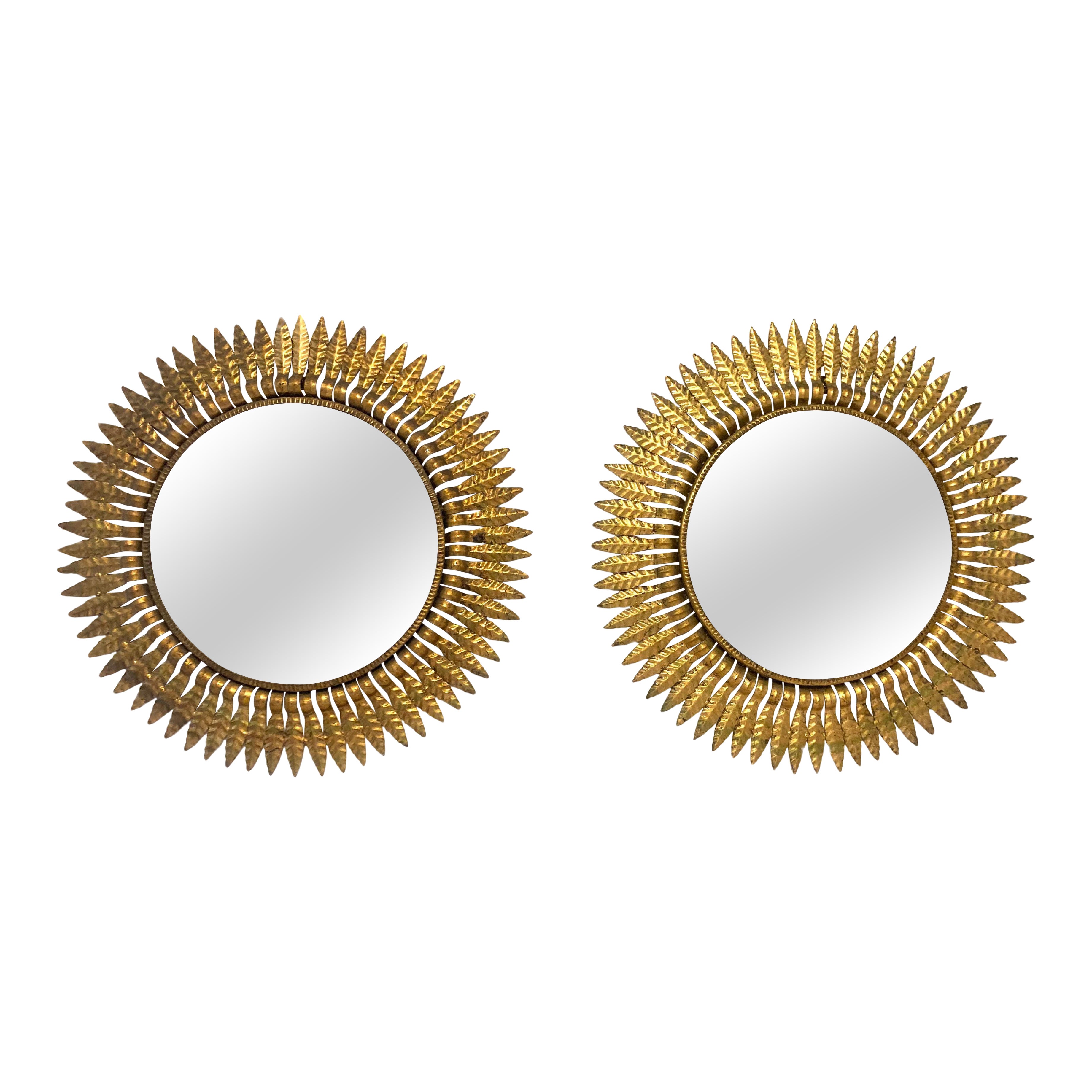 DOS  Espejos de metal dorado Sunburst Moderno de mediados de siglo en venta