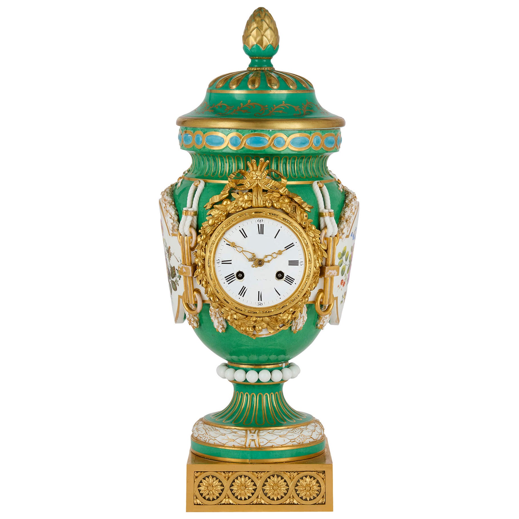 Ancienne horloge de cheminée en porcelaine montée en bronze doré, de style Sèvres