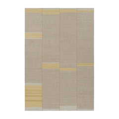 Rug & Kilim's Contemporary Kilim, Taupe mit texturierten Goldstreifen, blaue Akzente