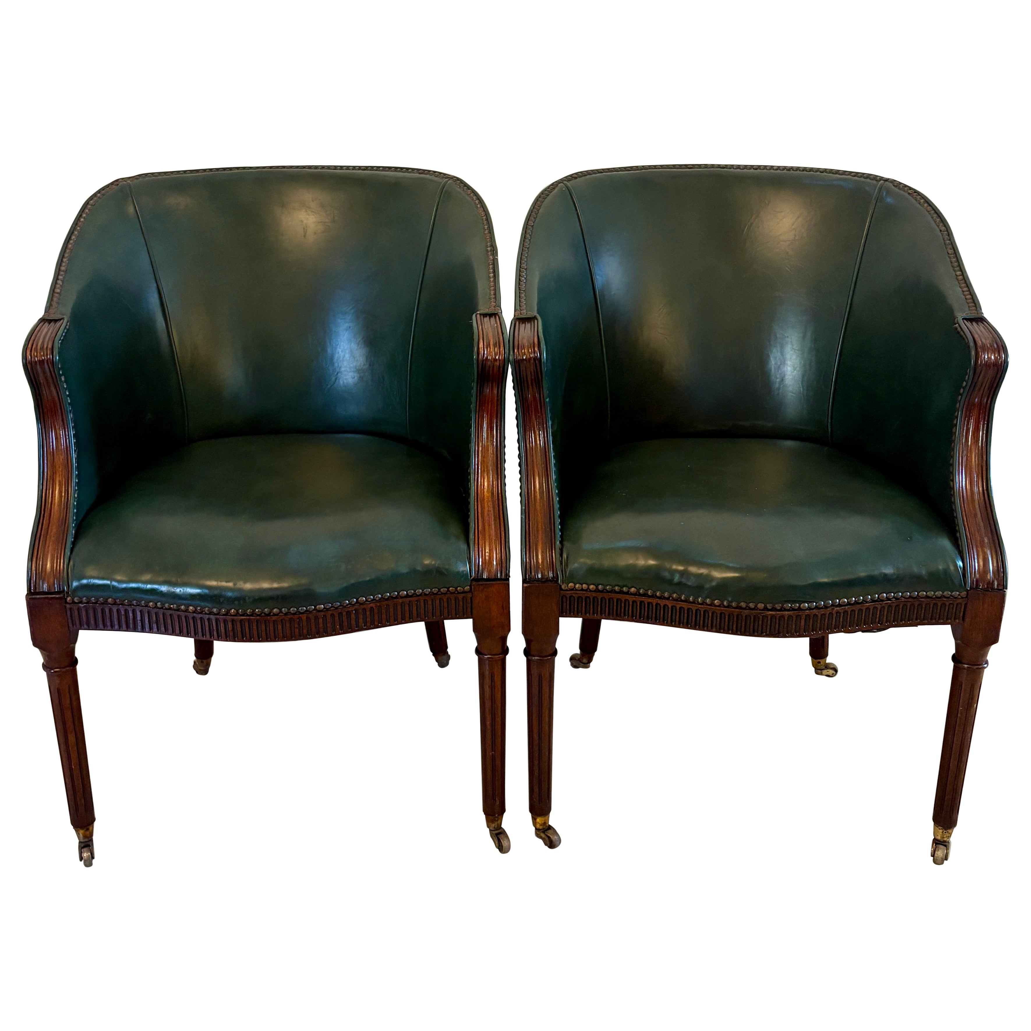 Magnífico par de sillas de escritorio victorianas antiguas de cuero verde