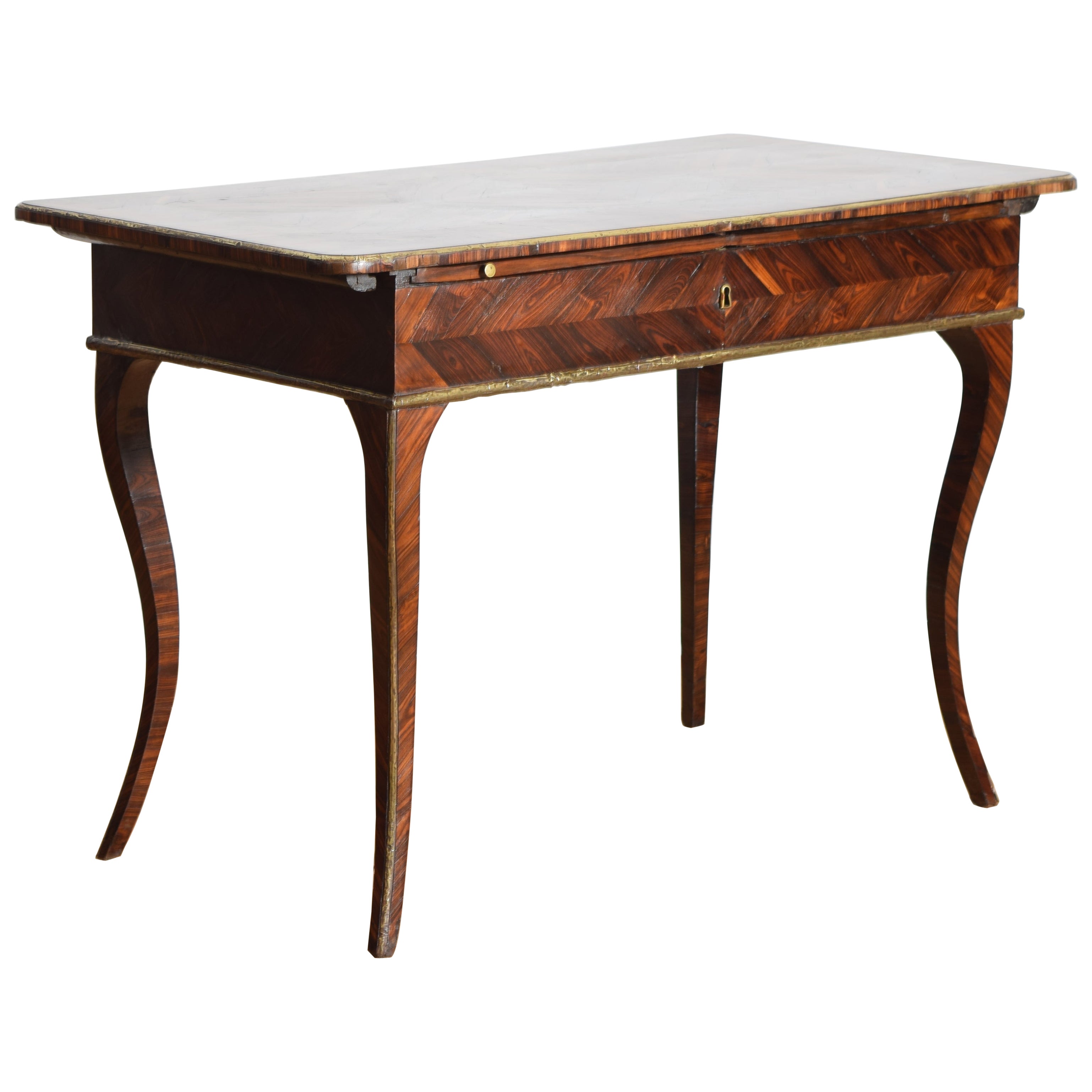 Italie, Sicile, Table à écrire en bois de rose et laiton d'époque Louis XV, milieu du XVIIIe siècle.
