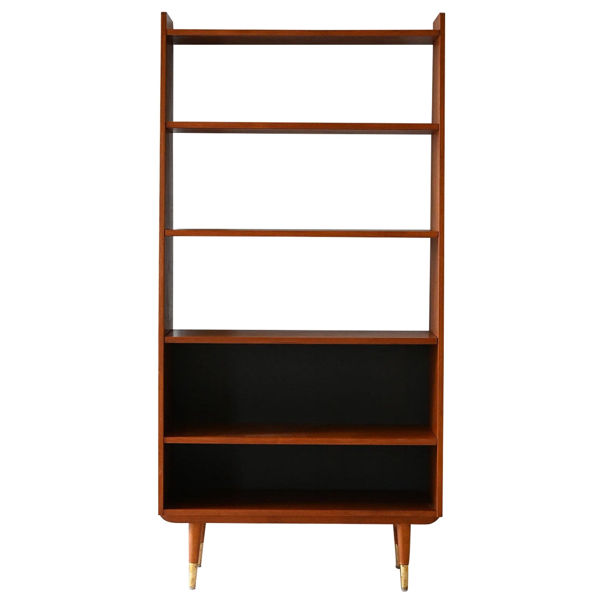Bibliothèque scandinave en teck sur fond noir