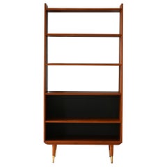 Skandinavisches Bücherregal aus Teakholz mit schwarzem Hintergrund