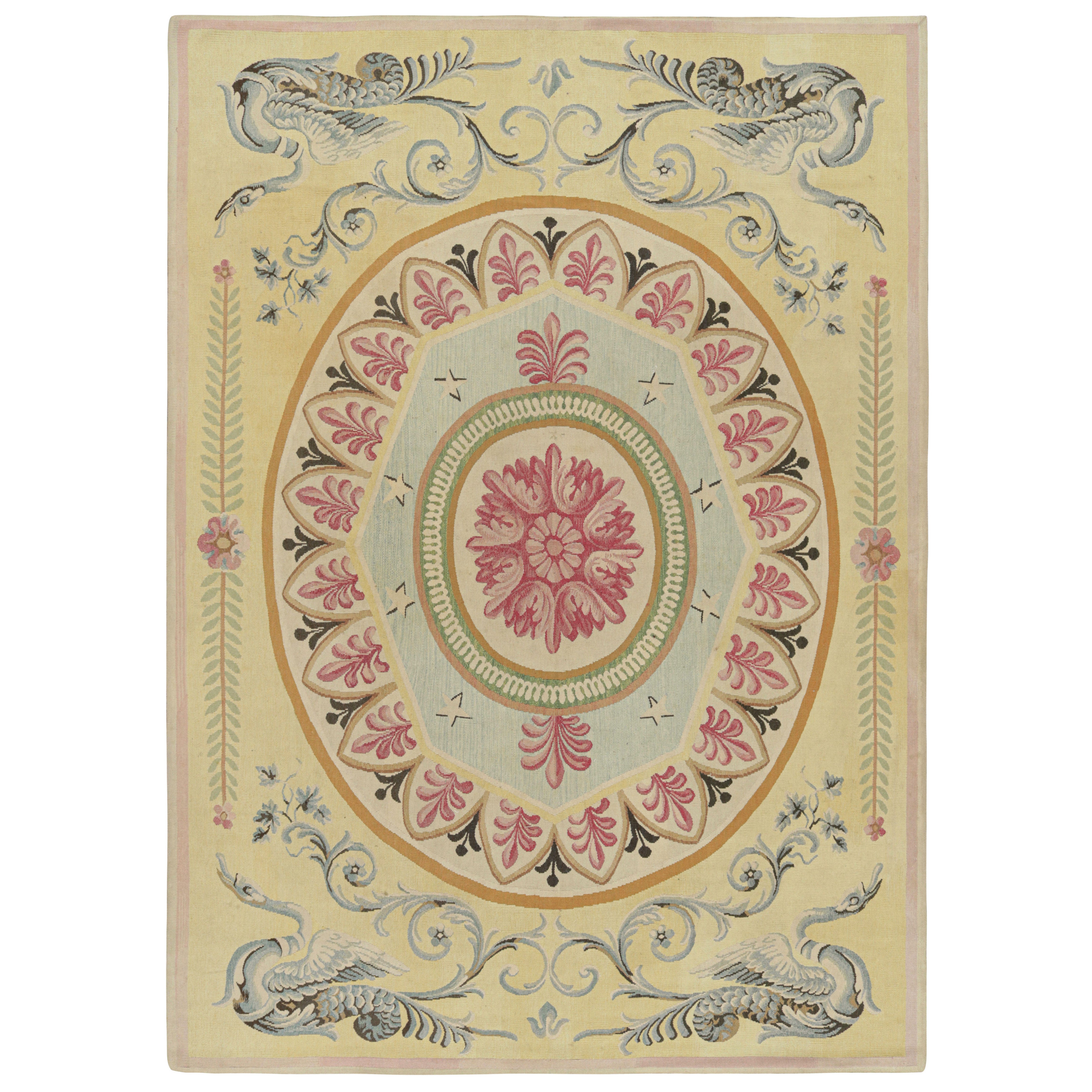 Tapis d'Aubusson antique jaune et rose avec médaillon floral - Rug & Kilim