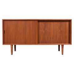 Crédence en noyer sur mesure avec portes Slide par Danish Modern LA