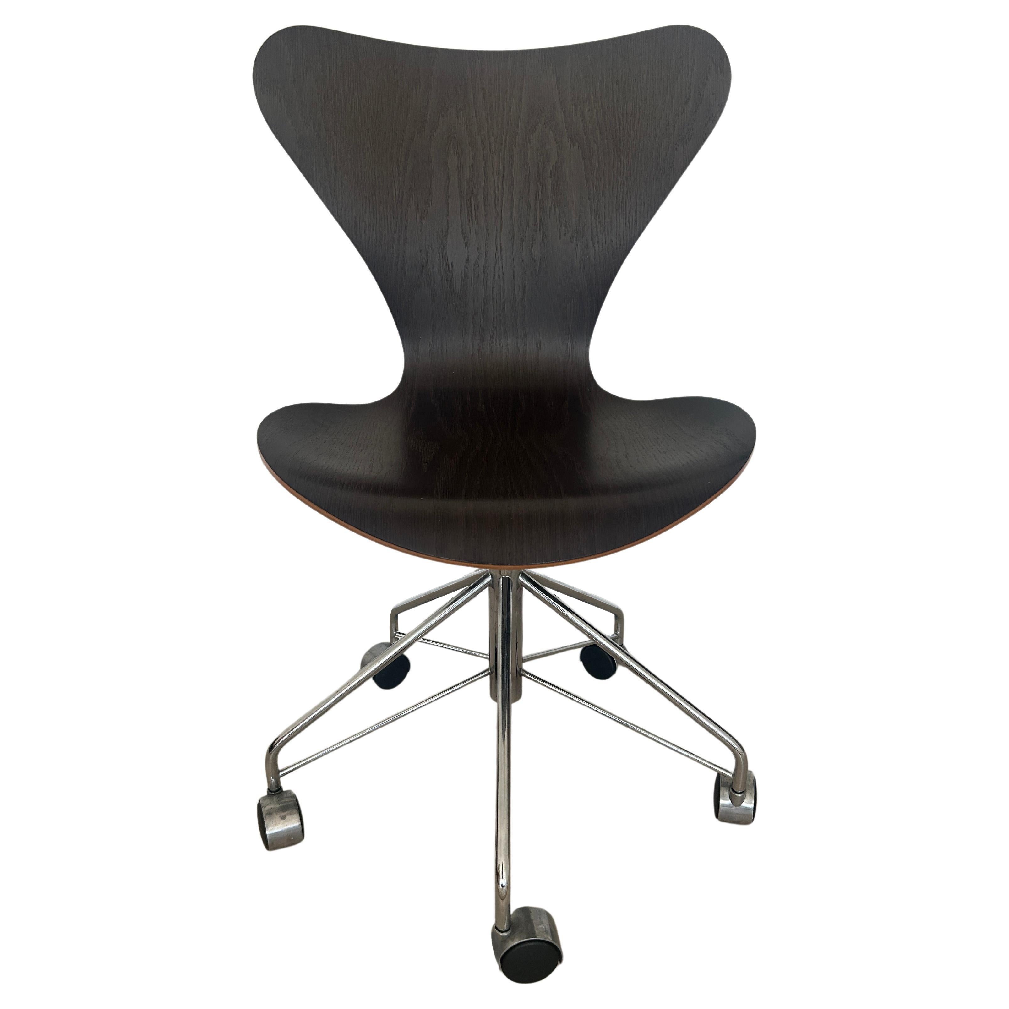 Arne Jacobsen para Fritz Hansen Silla de oficina de sobremesa serie 7, roble marrón oscuro