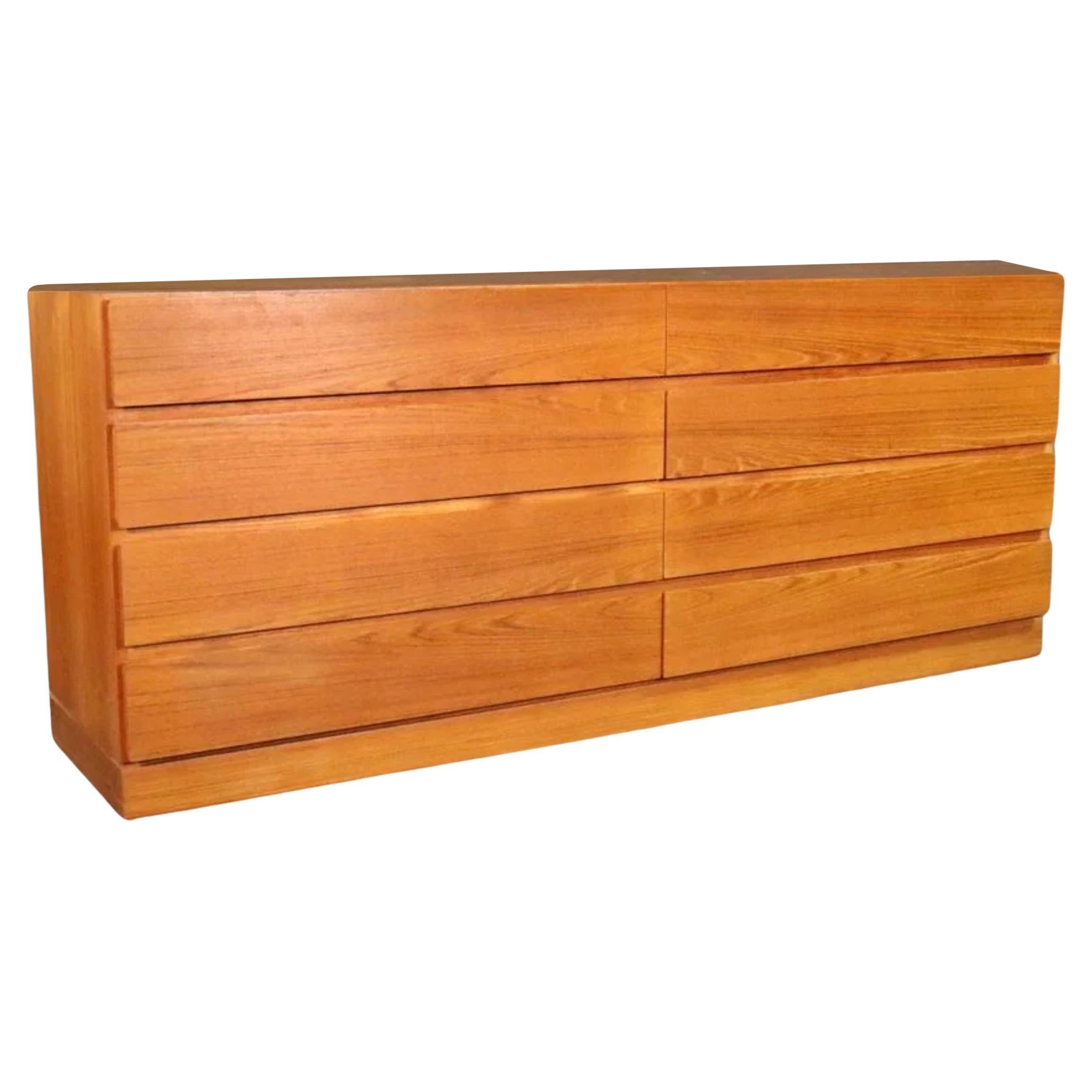 Comò o credenza in teak a 8 cassetti di Arne Wahl Iversen. Bellissimo colore teak chiaro con una bella venatura. Tutti i cassetti sono puliti all'interno e all'esterno e scorrono senza problemi. Design semplice e simmetrico - buone linee. Mostra un