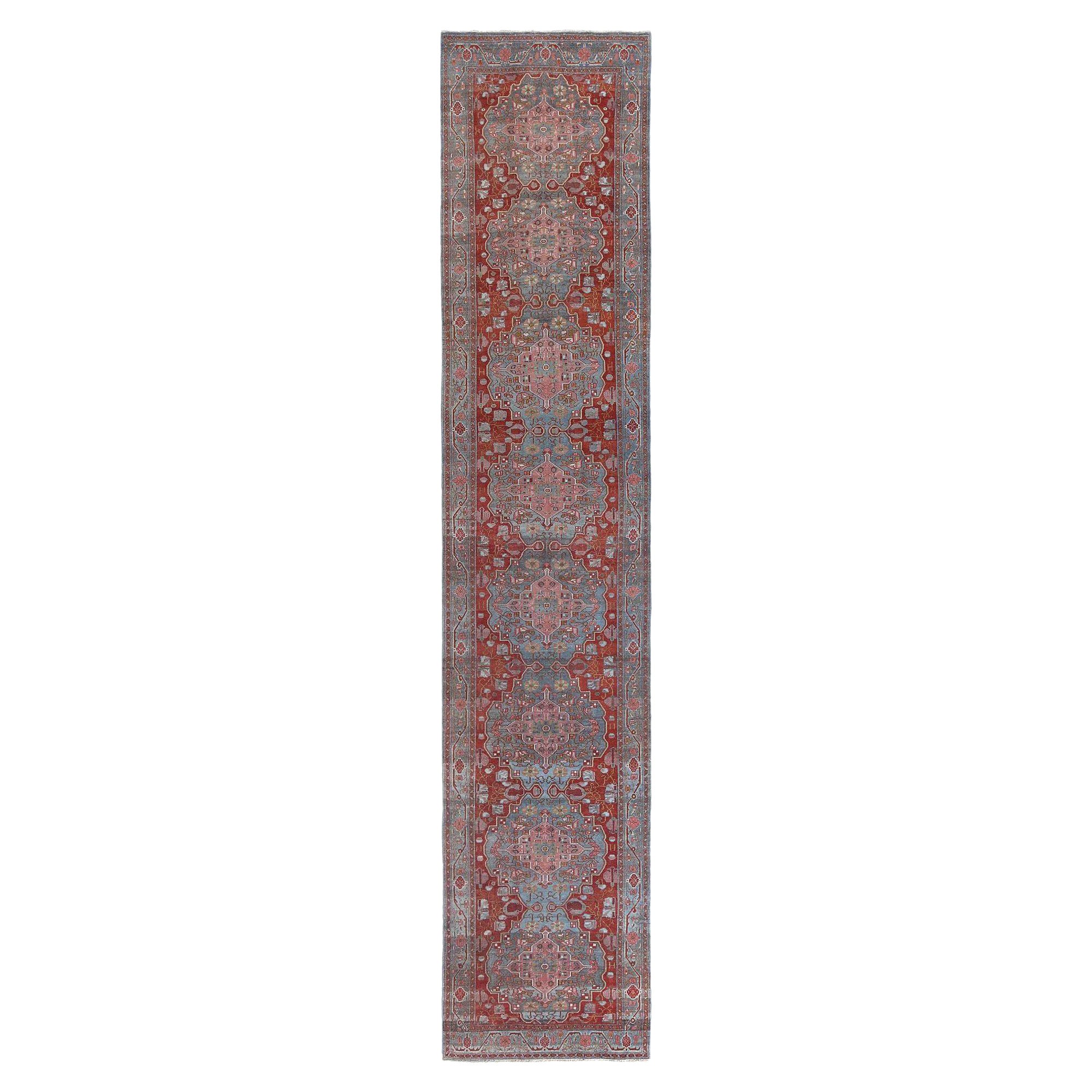Persischer Malayer-Läufer aus Wolle in Blau, Rosa und Rot mit Design - 97590