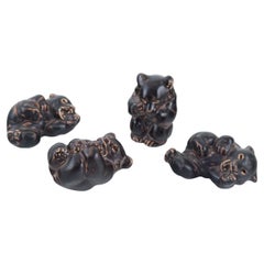 Knud Kyhn para Royal Copenhagen. Cuatro figuras de gres de oseznos pardos.
