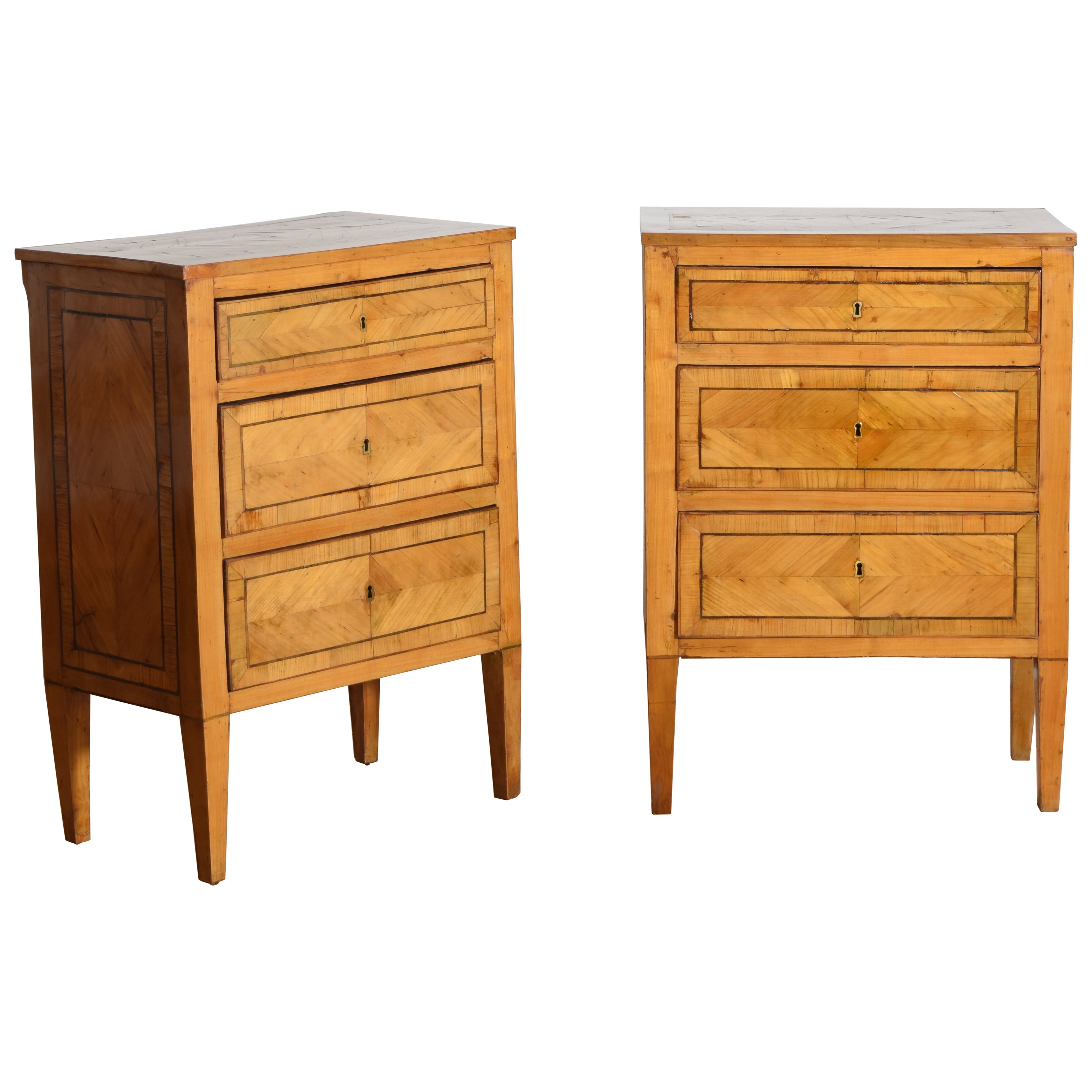 Deutsche Biedermeier-Beistellkommoden aus Ahornholz mit Buchmatch-Veneer, ca. 1820, Paar im Angebot