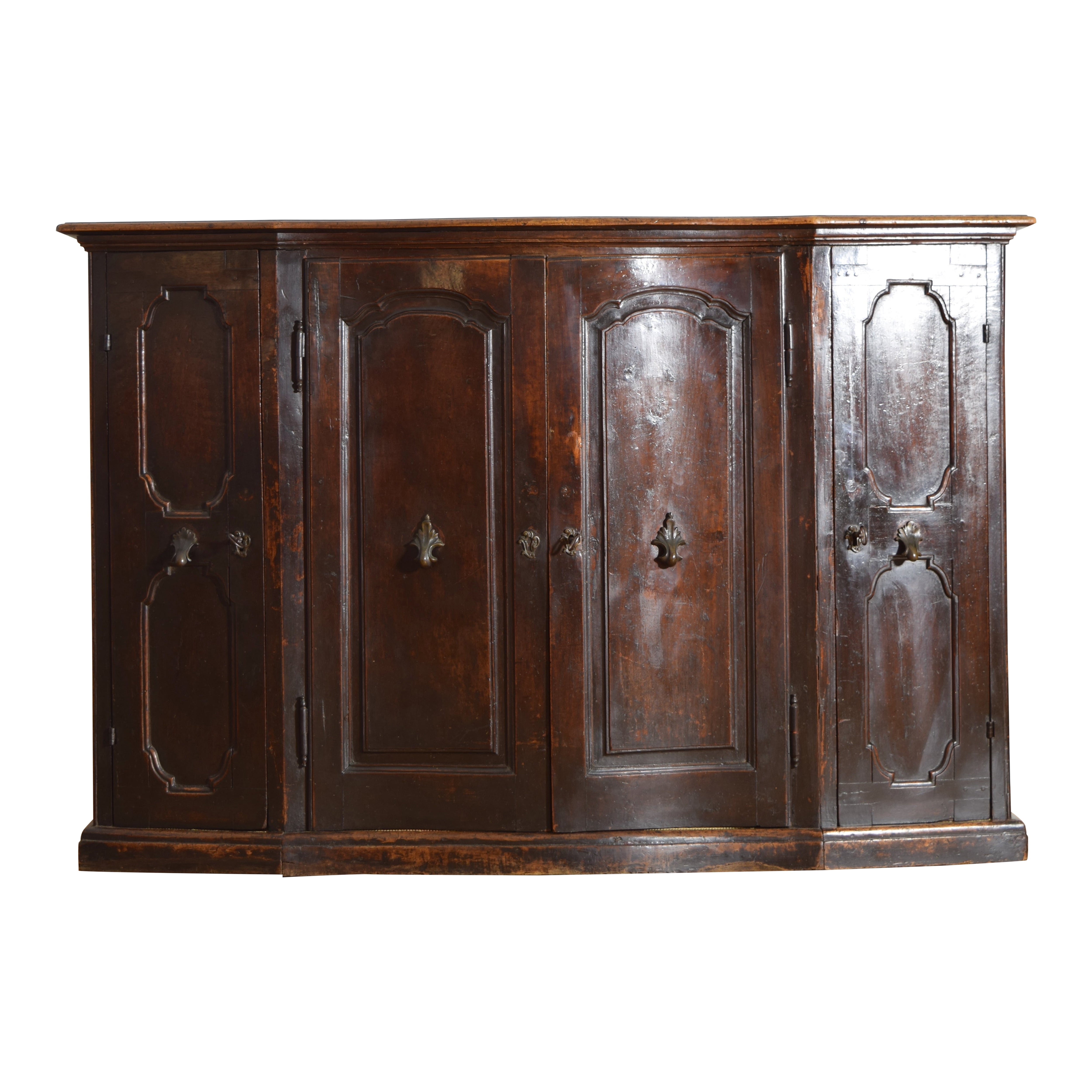 Italienische 4-türige Anrichte aus Nussbaumholz in Form von Emiliana, Louis XIV./XV.-Stil, 2ndq. 18. Cen.