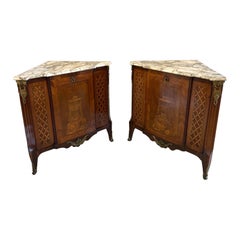 Paire d'anciennes armoires d'angle en marqueterie de bois de roi du XVIIIe siècle français