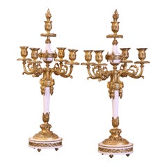 Pareja de candelabros franceses Luis XVI del siglo XIX de bronce y mármol blanco