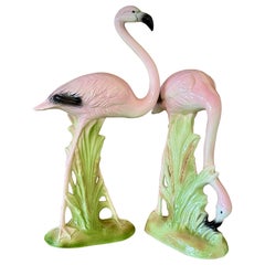 Paire de figurines monumentales en céramique émaillée représentant des flamants côtiers