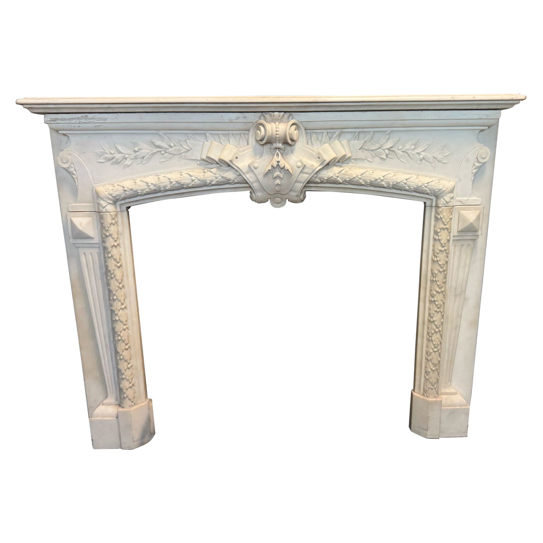 Importante cheminée en marbre blanc de Carrare, richement sculptée, Italie