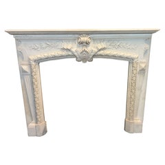 Importante cheminée en marbre blanc de Carrare, richement sculptée, Italie