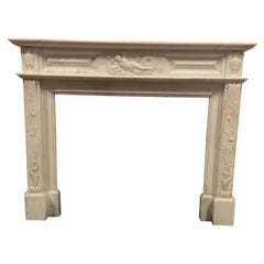 Importante cheminée en marbre blanc de Carrare richement sculptée, Italie