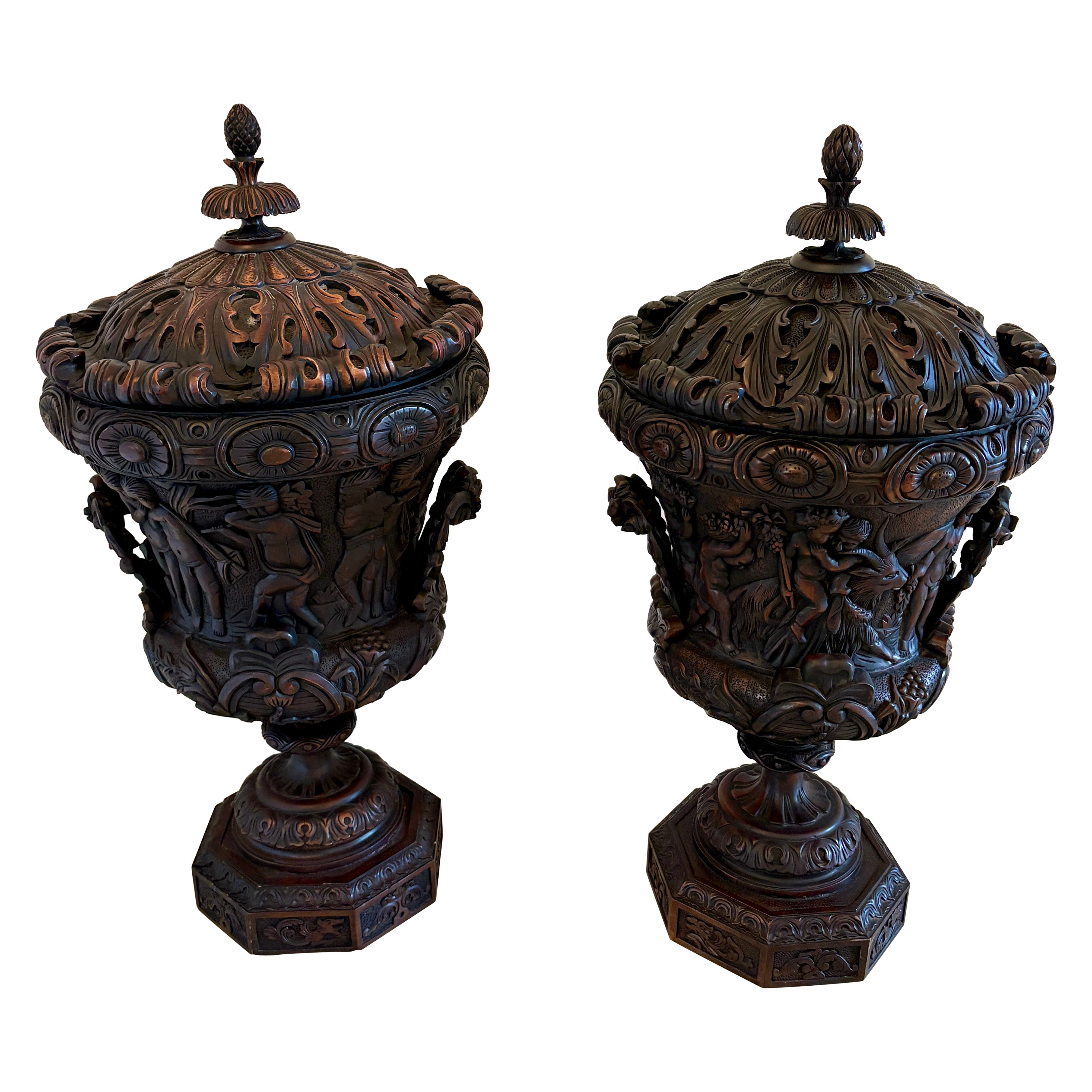 Magnifique paire d'urnes anciennes en acajou sculpté