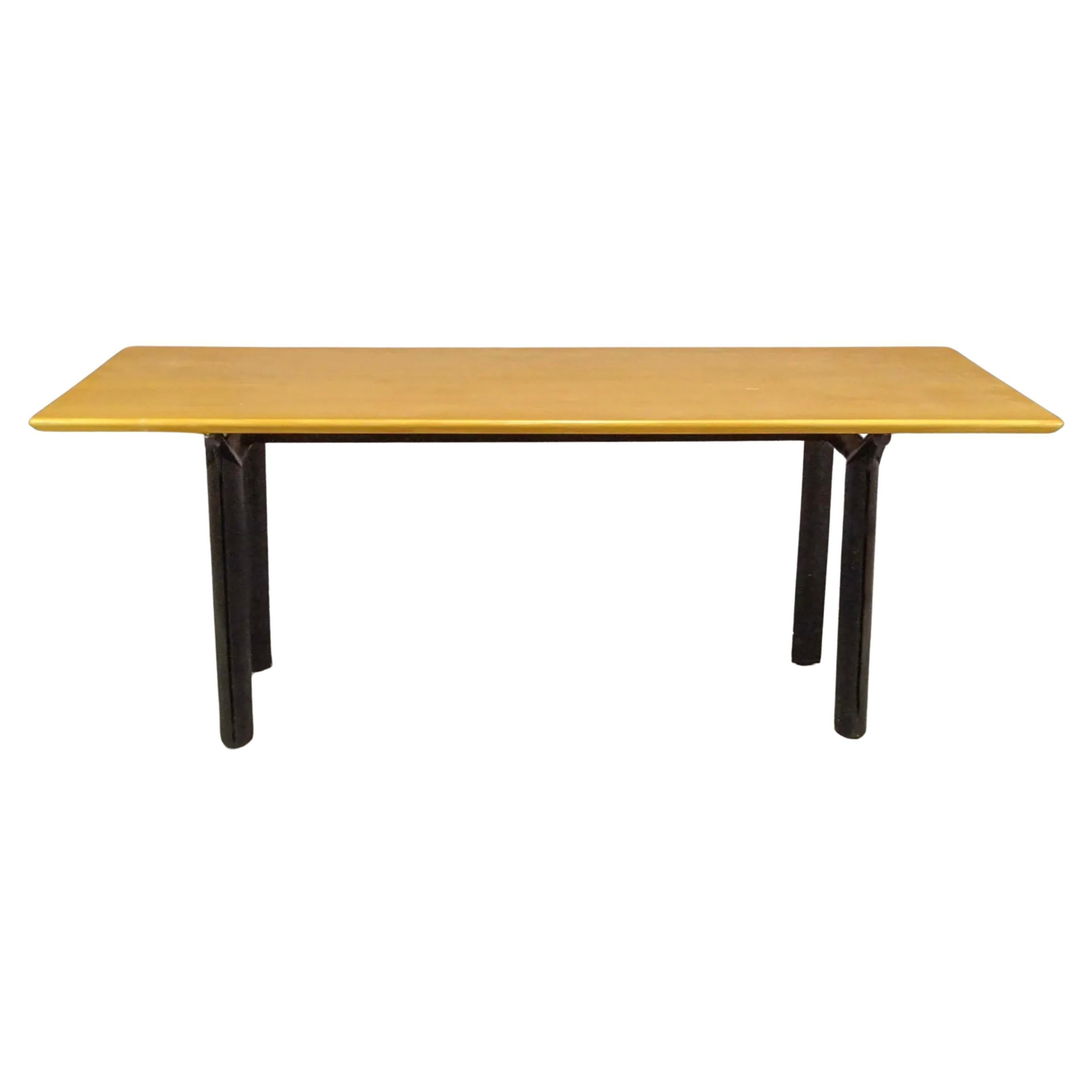 Table de salle à manger en érable blond The Modernity designs avec base en métal noir