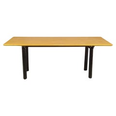 Table de salle à manger en érable blond The Modernity designs avec base en métal noir