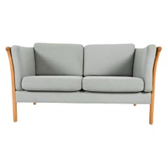 Magnifique canapé 2 places danois moderne du milieu du siècle dernier en tissu gris avec cadre et pieds en bouleau