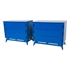 Paire de commodes à 3 tiroirs en laque bleue du milieu du siècle avec poignées concaves