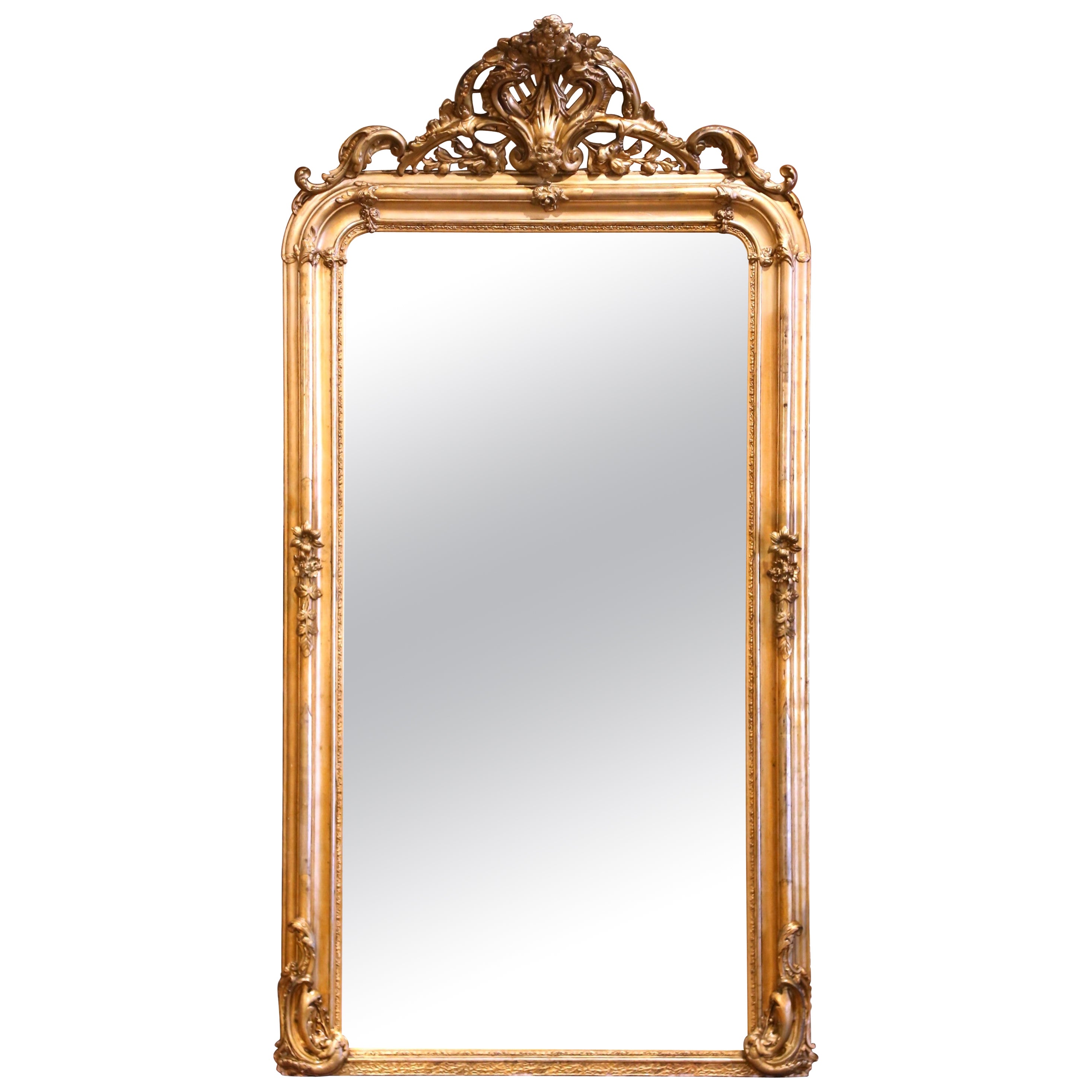 Miroir de cheminée Louis XV du 19ème siècle en bois doré sculpté avec décor de cartouche en vente