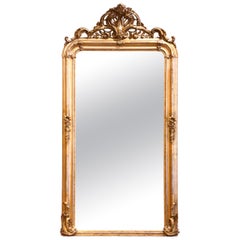 Miroir de cheminée Louis XV du 19ème siècle en bois doré sculpté avec décor de cartouche