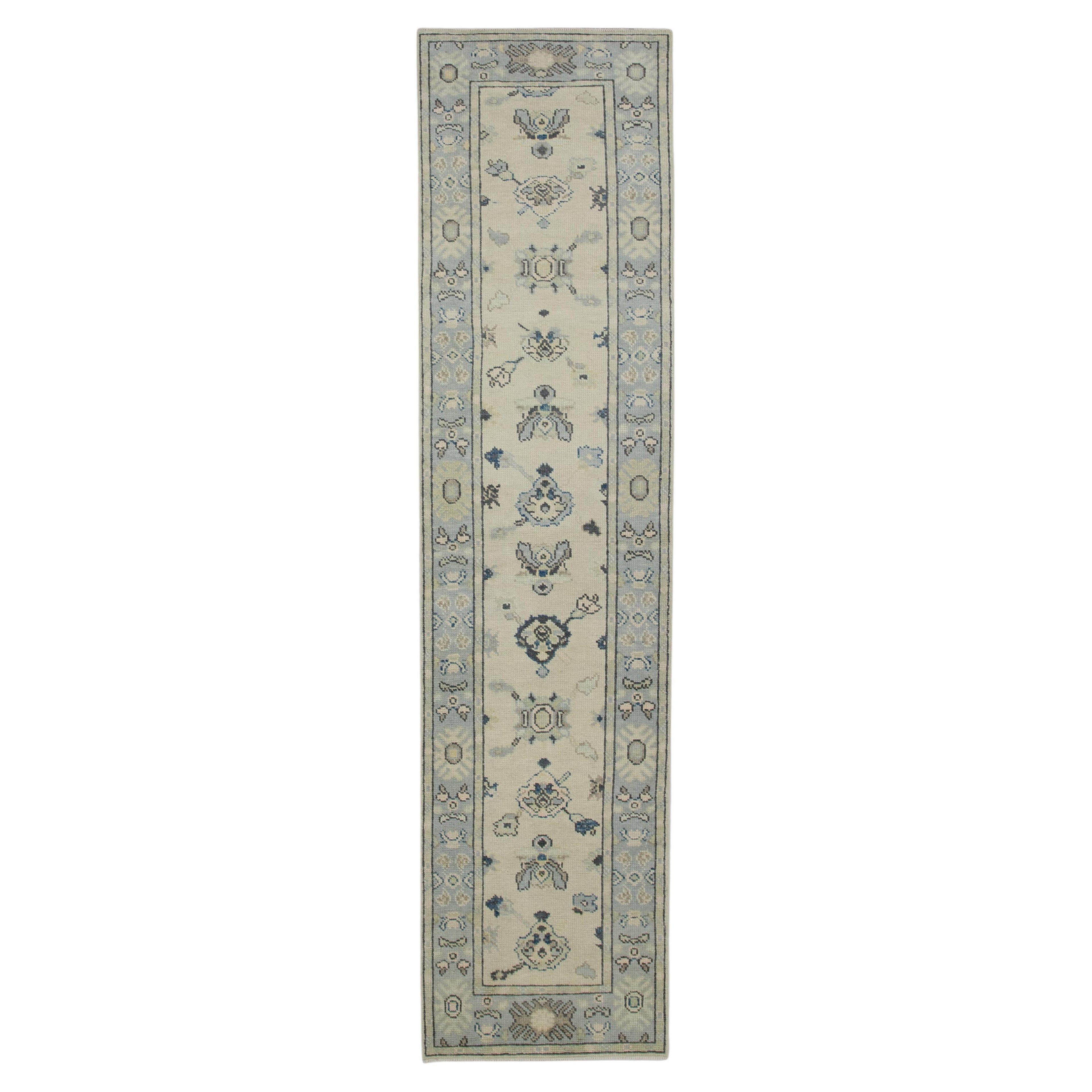 Alfombra turca Oushak Crema y Azul Floral Alfombra de lana tejida a mano 2'4" x 9'10" en venta