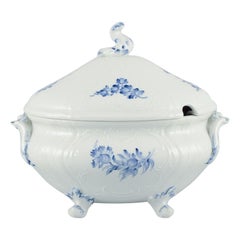 Royal Copenhagen, Fiore blu Juliane Marie. Grande zuppiera con coperchio in porcellana