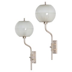 20e siècle, paire de lampes murales Stilnovo avec diffuseurs en verre et métal chromé