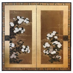Japanische Edo-Periode Zwei-Panel-Bildschirm mit Chrysanthemen, ca. 1750