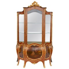 Vitrine de style rococo en bronze doré et vernis Martin