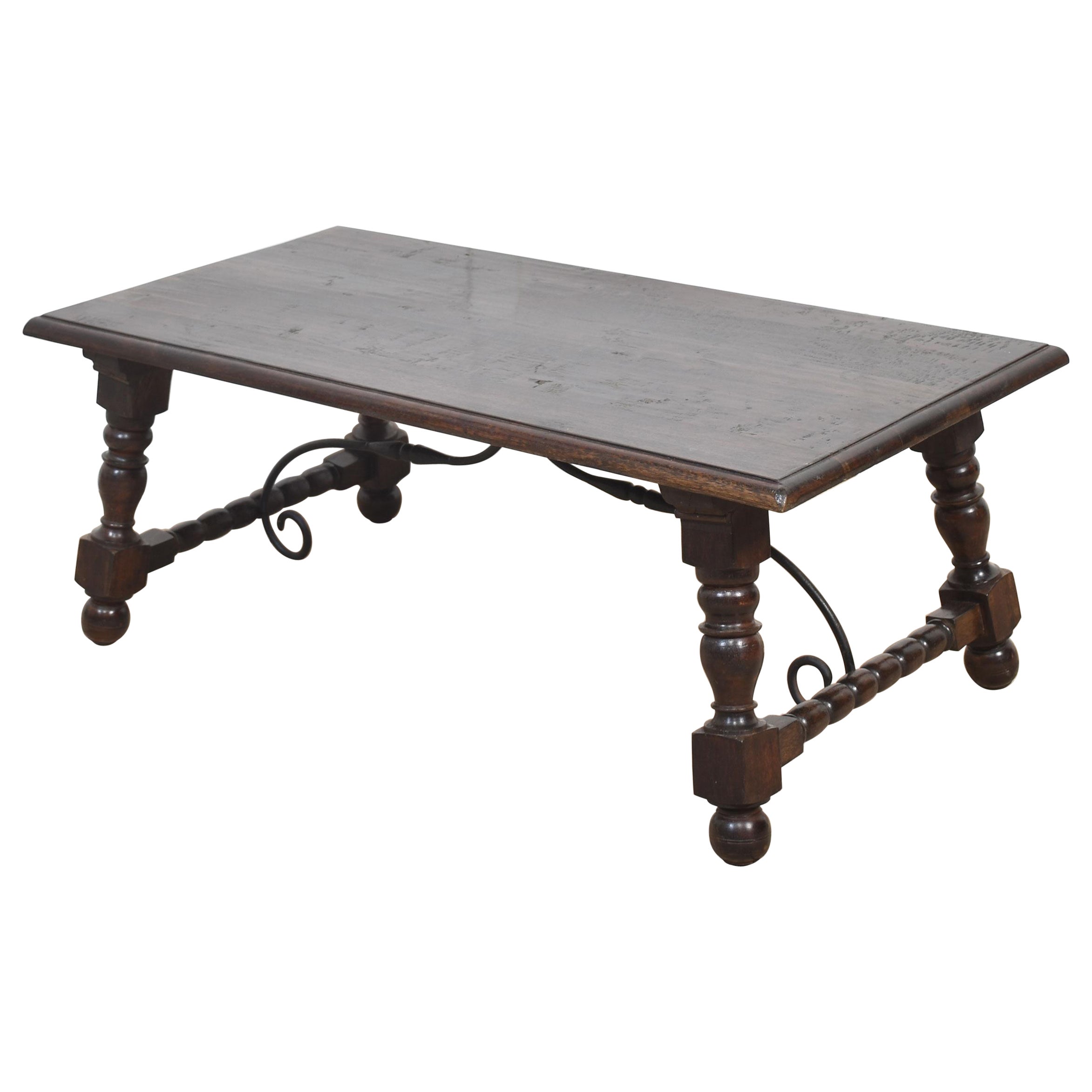 Table basse en noyer de style espagnol du 19ème siècle en vente