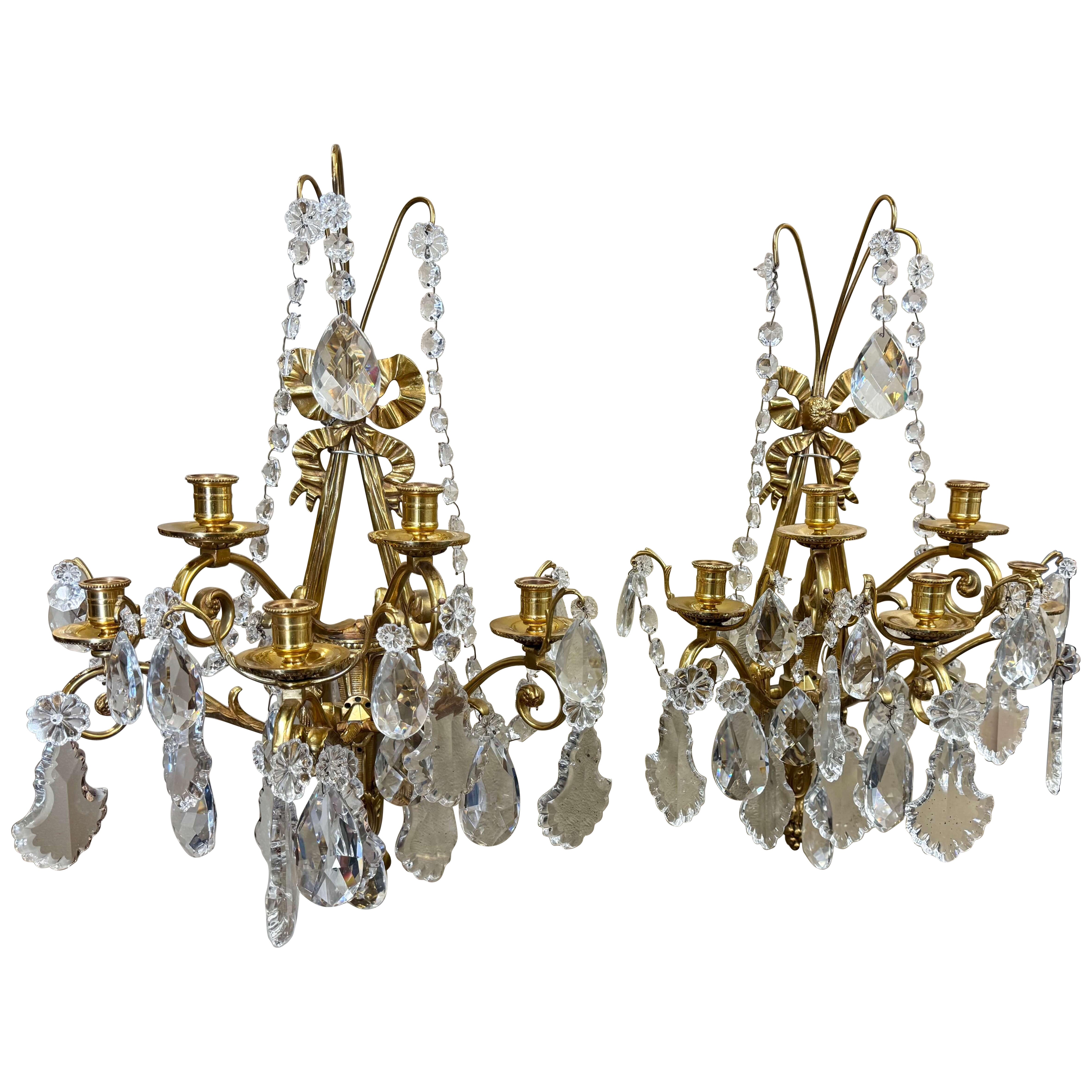 Paire d'appliques à cinq lumières en cristal et bronze Dore de style Louis XVI du milieu du siècle dernier