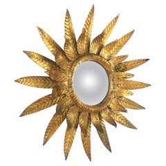 Konvexer Spiegel mit Sonnenschliff aus vergoldetem Metall, Rahmen mit doppeltem Blattwerk, Spanien 1950er Jahre