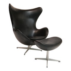 Arne Jacobsen Schwarzer Eierstuhl aus Leder mit Ottomane für Fritz Hansen