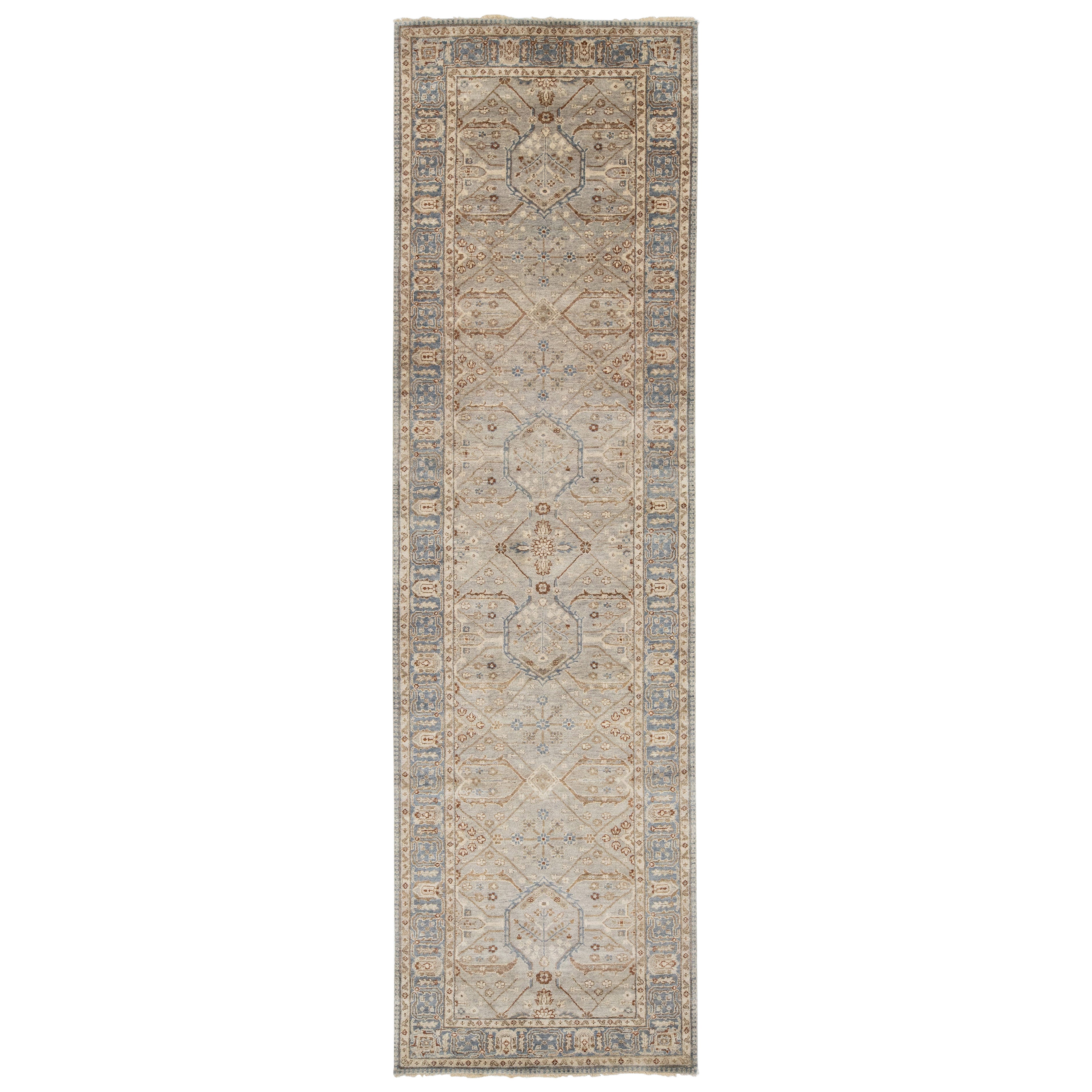 Alfombra de lana geométrica moderna hecha a mano en la India de color gris claro by Apadana