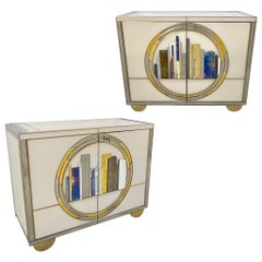 Armoires italiennes modernes sur mesure ivoire avec contour en laiton bleu or de New York