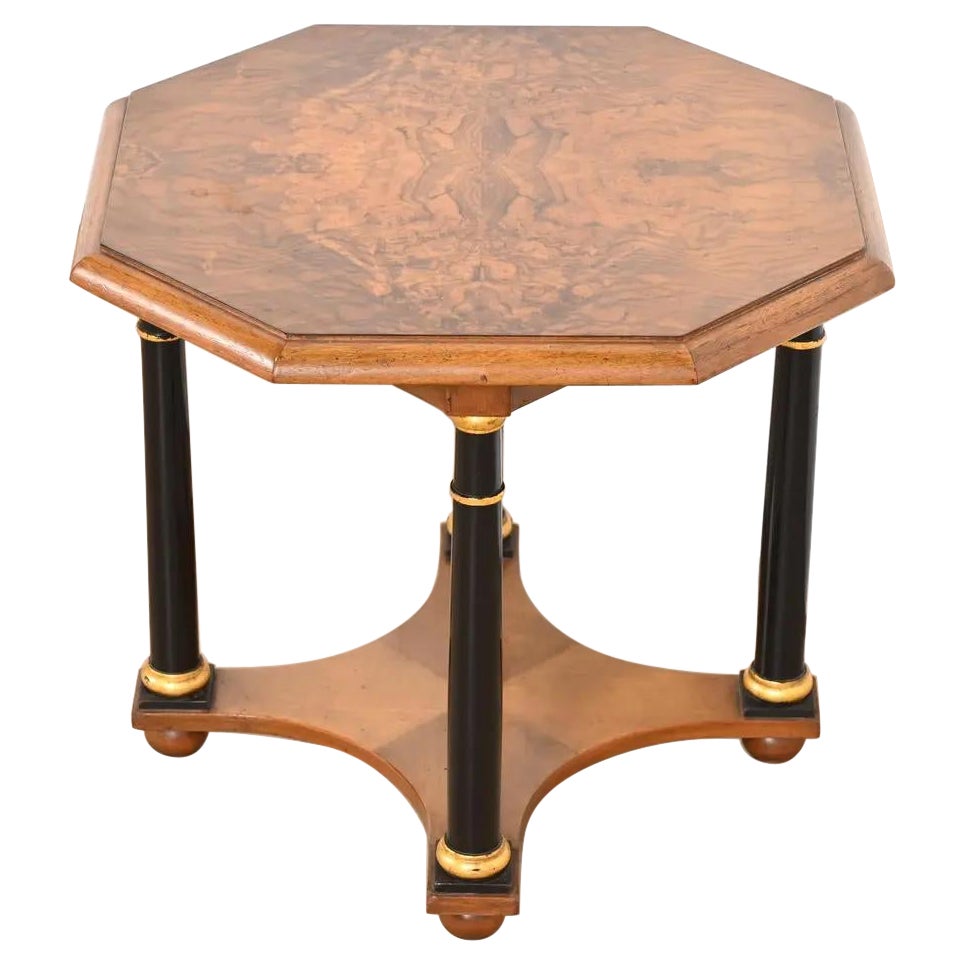 Neoklassizistischer Teetisch aus gemasertem Nussbaumholz von Baker Furniture, ca. 1960er Jahre im Angebot