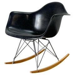 Fauteuil à bascule en fibre de verre Herman Miller restauré