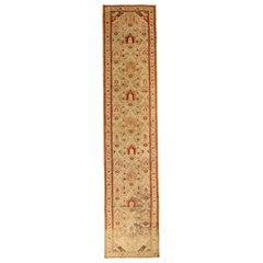 Persischer Malayer-Läufer aus Wolle in Grün, Elfenbein und Rot mit Design - 75956