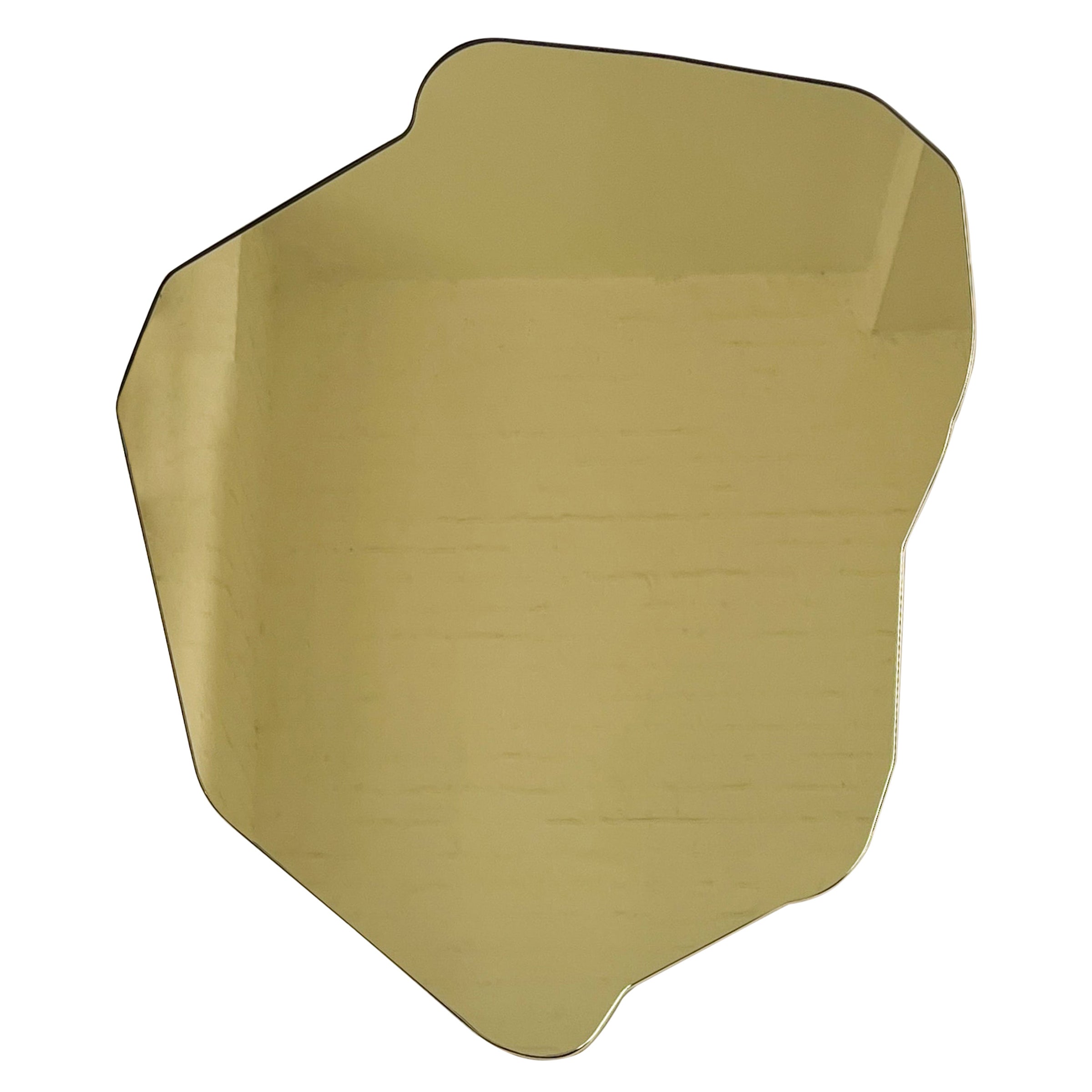 Miroir lumineux de forme libre contemporain teinté d'or avec cadre en laiton en vente