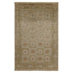 Tappeto in stile Khotan di Rug & Kilim con motivi geometrici oro e beige-marrone