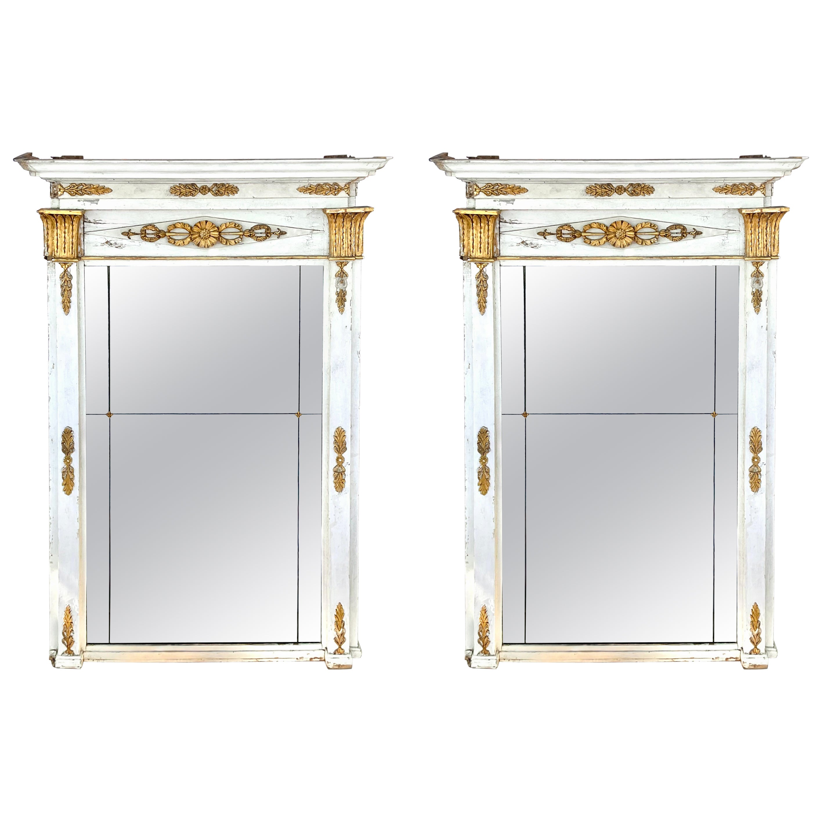 Paire de miroirs de pilier néoclassiques français peints en blanc et dorés à la feuille