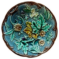 Plato antiguo de mayólica con diseño floral de Rörstrand, década de 1880